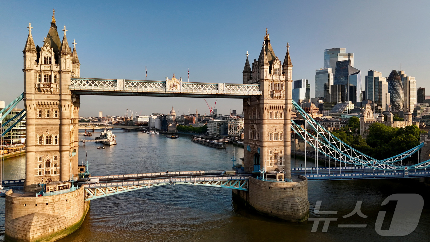 (런던 로이터=뉴스1) 강민경 기자 = 2025년 6월 19일 영국 수도 런던 타워브리지의 일출 풍경. 2025.6.19ⓒ 로이터=뉴스1