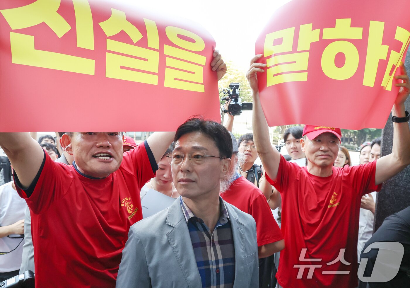 본문 이미지 - 업무상과실치사 혐의를 받는 임성근 전 해병대 1사단장&#40;가운데&#41;. 2025.7.29/뉴스1 ⓒ News1 민경석 기자