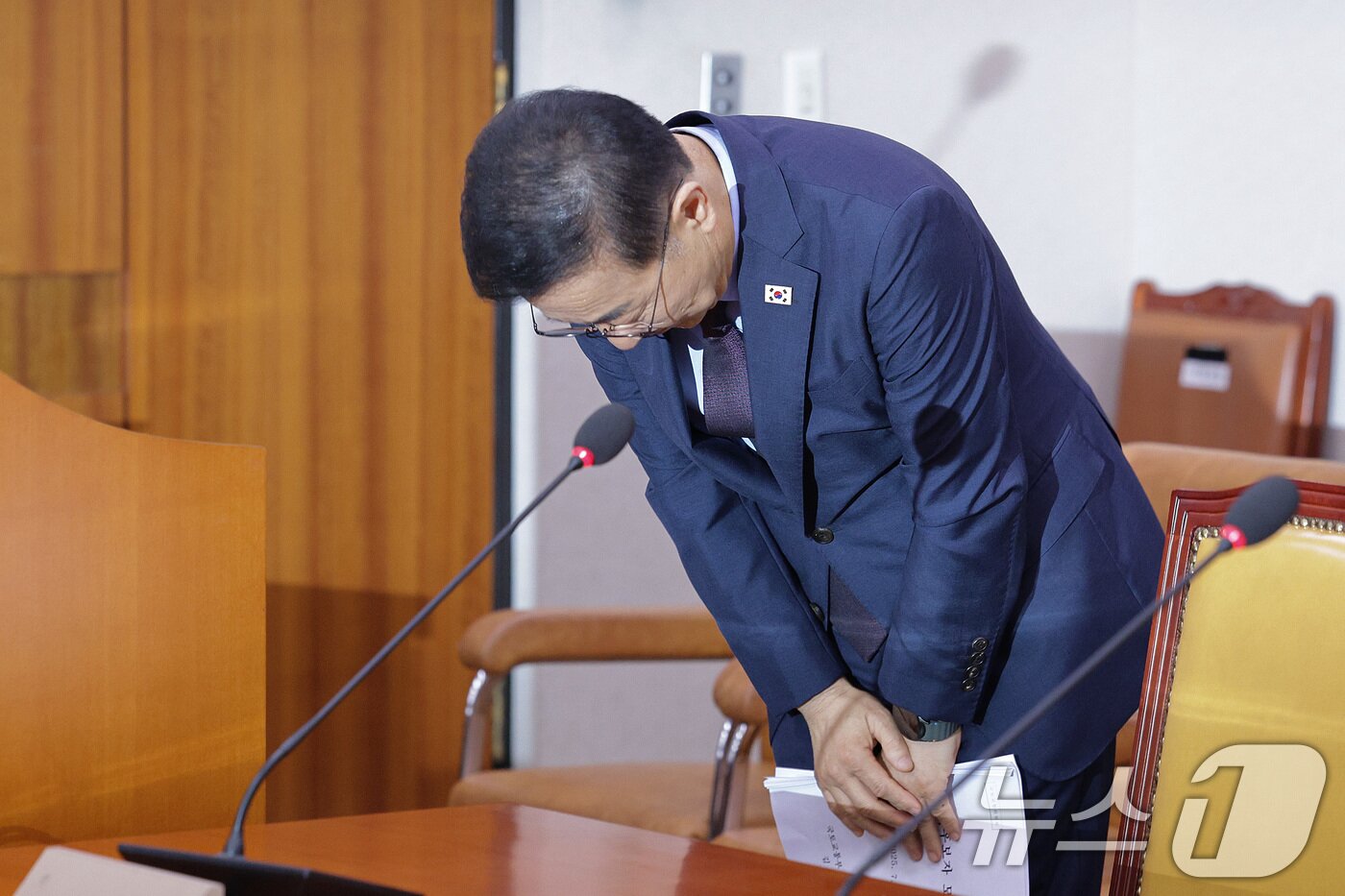 본문 이미지 - 김윤덕 국토교통부 장관 후보자가 29일 오전 서울 여의도 국회 국토교통위원회에서 열린 인사청문회에서 인사하고 있다. 2025.7.29/뉴스1 ⓒ News1 신웅수 기자
