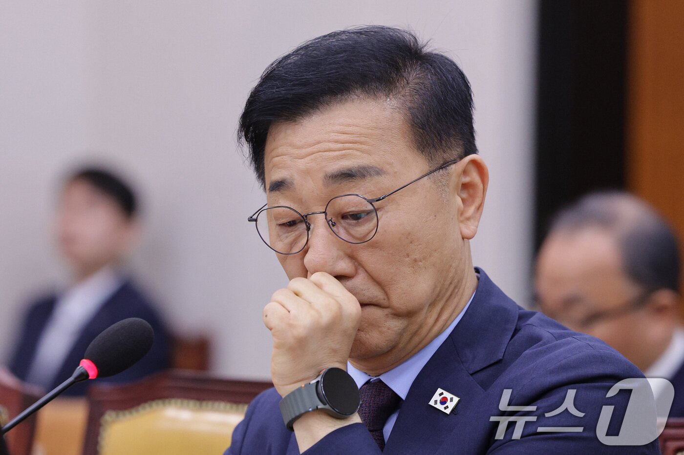 본문 이미지 - 김윤덕 국토교통부 장관 후보자가 29일 오전 서울 여의도 국회 국토교통위원회에서 열린 인사청문회에서 목을 축이고 있다. 2025.7.29/뉴스1 ⓒ News1 신웅수 기자