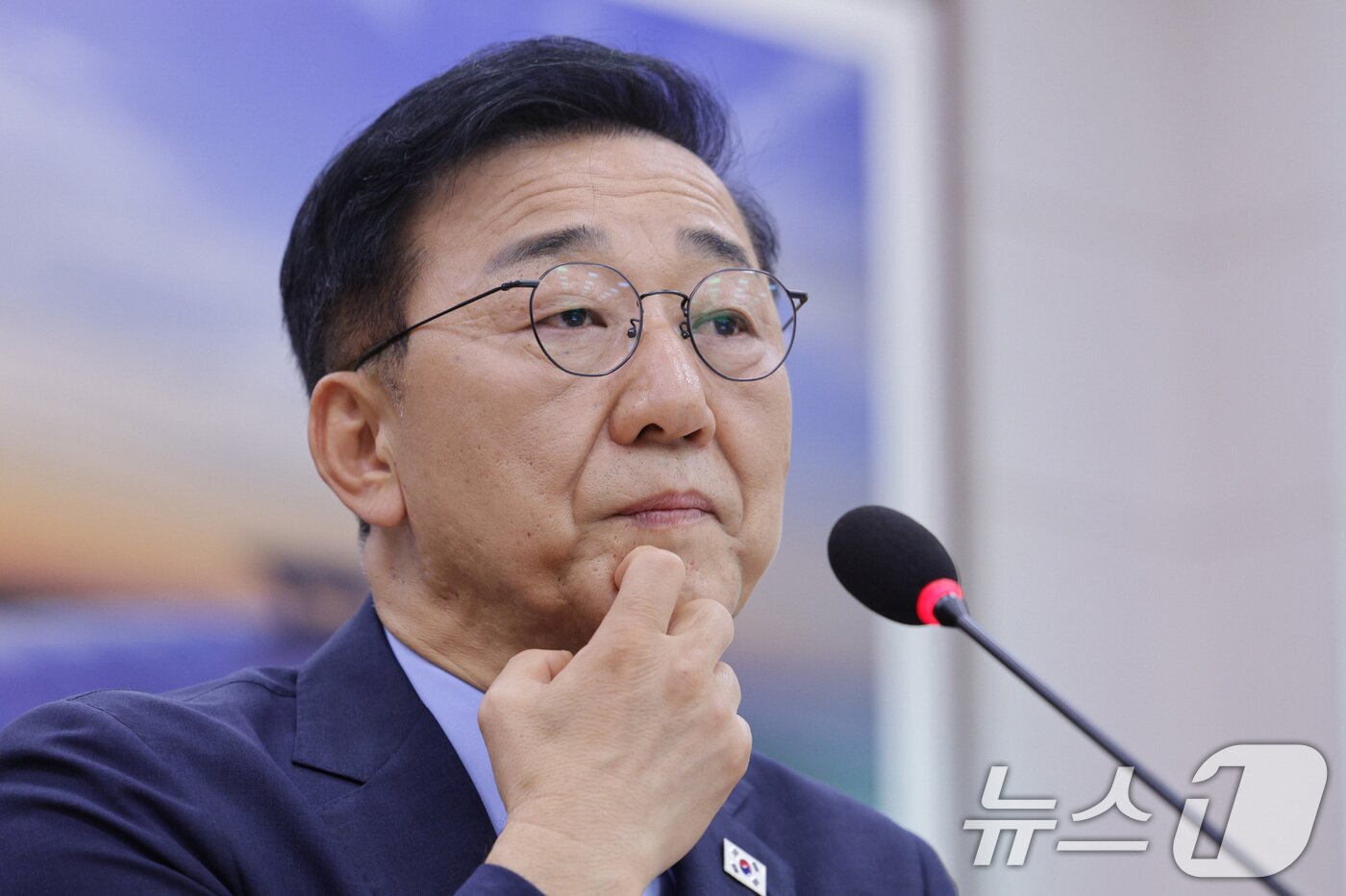 본문 이미지 - 김윤덕 국토교통부 장관 후보자가 29일 오전 서울 여의도 국회 국토교통위원회에서 열린 인사청문회에서 생각에 잠겨 있다. 2025.7.29/뉴스1 ⓒ News1 신웅수 기자