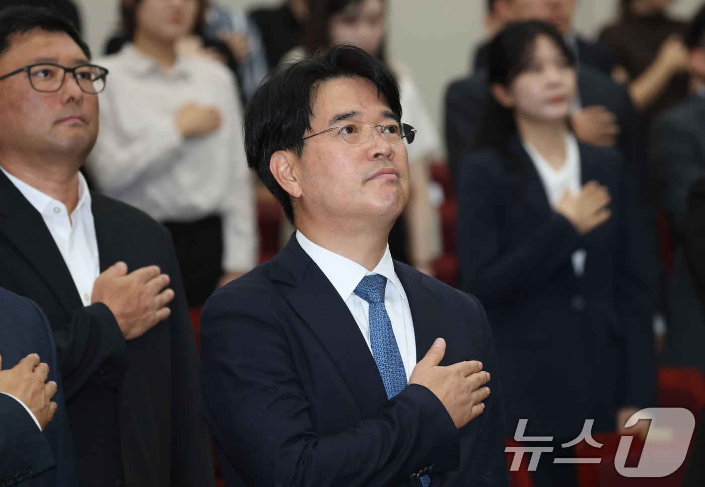 (수원=뉴스1) 김영운 기자 = 박재억 신임 수원고등검찰청 검사장이 29일 오전 경기 수원시 영통구 수원검찰청사에서 열린 취임식에서 국기에 대한 경례를 하고 있다. 2025.7.2 …