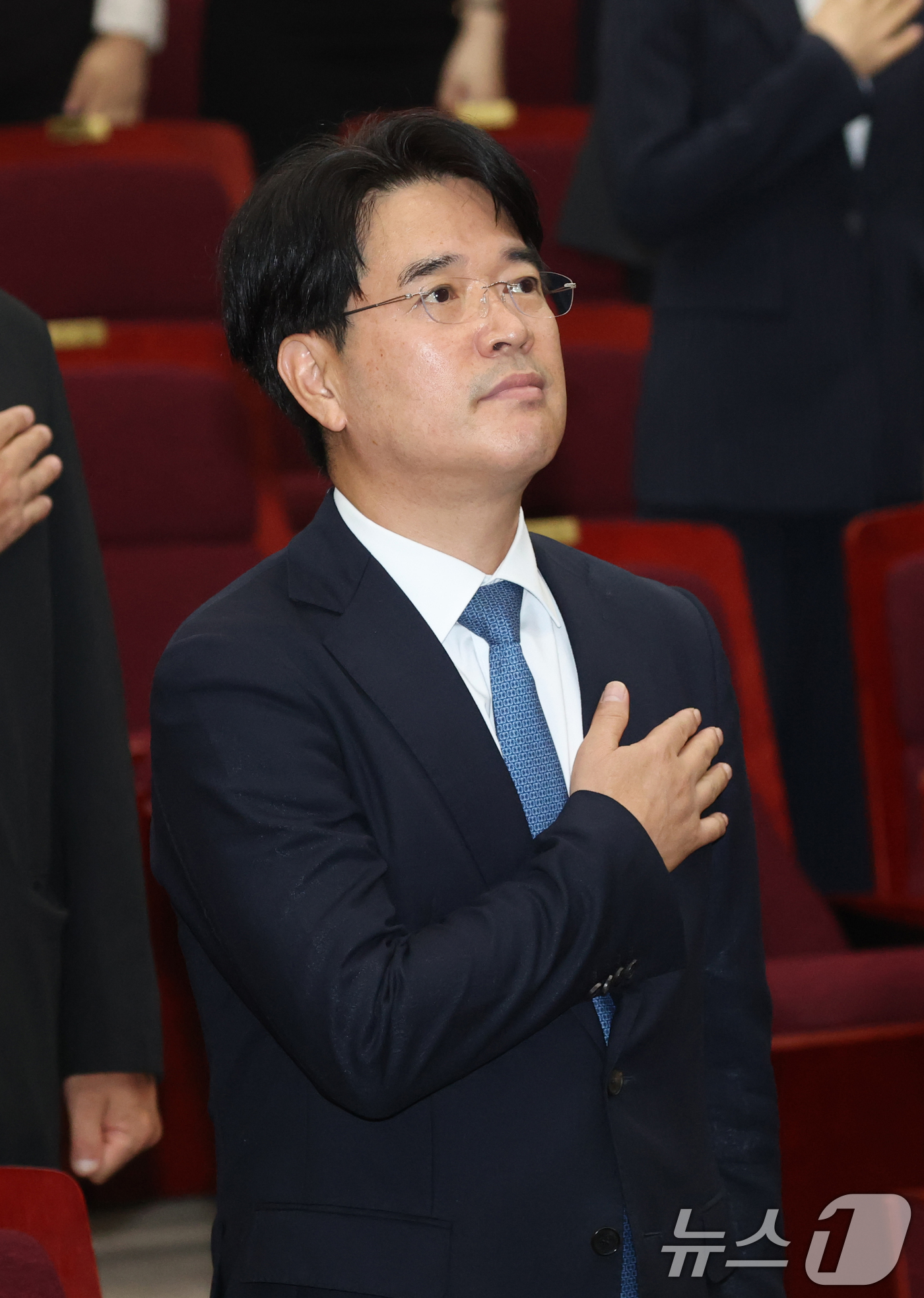 (수원=뉴스1) 김영운 기자 = 박재억 신임 수원고등검찰청 검사장이 29일 오전 경기 수원시 영통구 수원검찰청사에서 열린 취임식에서 국기에 대한 경례를 하고 있다. 2025.7.2 …