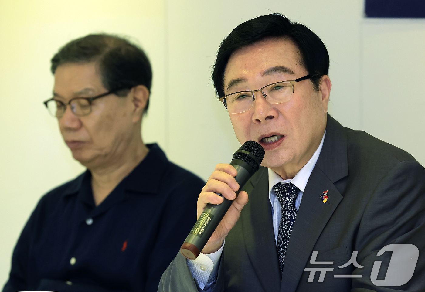 (서울=뉴스1) 박정호 기자 = 김삼열 독립유공자유족회 회장이 29일 오전 서울 중구 세종대로 컨퍼런스하우스 달개비에서 열린 이종찬 광복80년기념사업추진위원회 위원장 사퇴 촉구 기 …