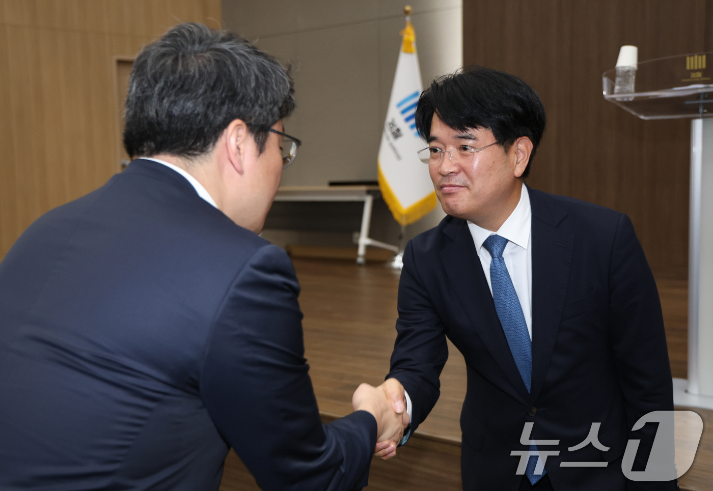 (수원=뉴스1) 김영운 기자 = 박재억 신임 수원고등검찰청 검사장이 29일 오전 경기 수원시 영통구 수원검찰청사에서 열린 취임식을 마치고 직원들과 인사를 나누고 있다. 2025.7 …