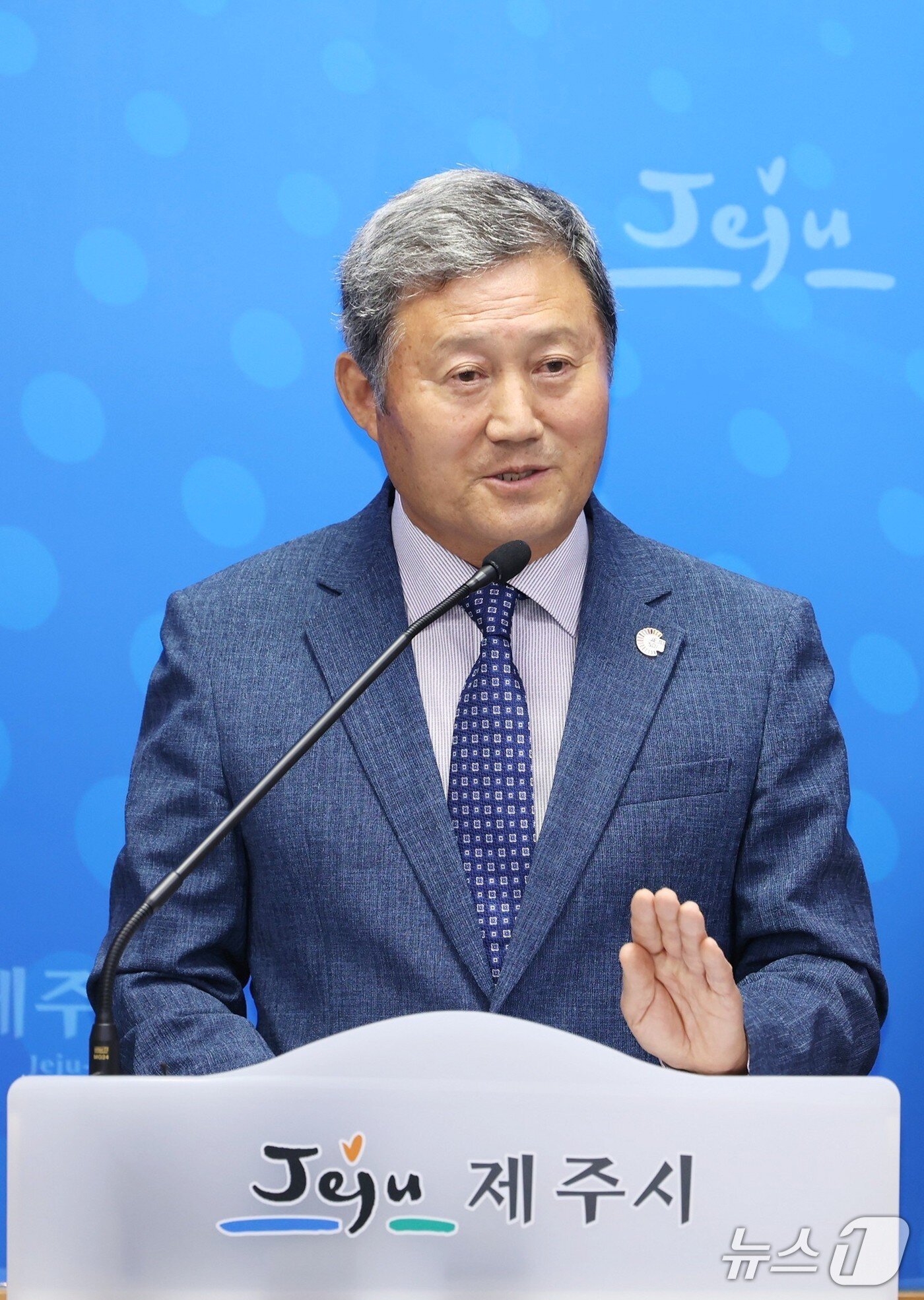 본문 이미지 - 김완근 제주시장이 29일 시청 기자실에서 쓰레기종량제 봉투대금 횡령사건과 관련해 브리핑하고 있다.(제주시 제공. 재판매 및 DB 금지)/뉴스1 