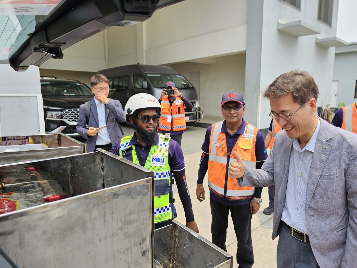 본문 이미지 -  함진규 한국도로공사 사장&#40;오른쪽&#41;이 방글라데시 N8 현장을 점검하고 있다. /한국도로공사 제공