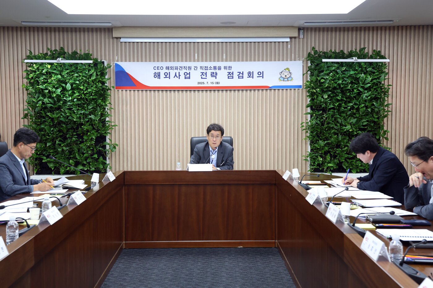 본문 이미지 - 함진규 한국도로공사 사장&#40;가운데&#41;이 해외사업 전략 점검 회의를 주재하고 있다. /한국도로공사 제공