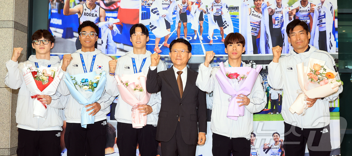 (인천공항=뉴스1) 김진환 기자 = 2025 라인-루르 하계 세계대학경기대회 육상 남자 계주 400ｍ에서 금메달을 획득한 서민준(왼쪽부터), 나마디 조엘진, 이재성, 육현표 대한육 …