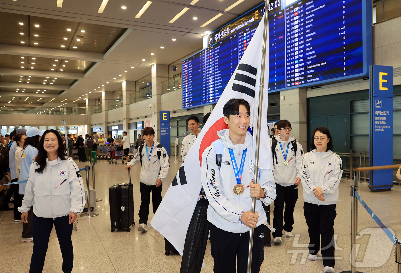 (인천공항=뉴스1) 김진환 기자 = 2025 라인-루르 하계 세계대학경기대회에 참가한 대한민국 선수단이 29일 오전 인천국제공항 제1여객터미널을 통해 귀국하고 있다.13개 종목에 …