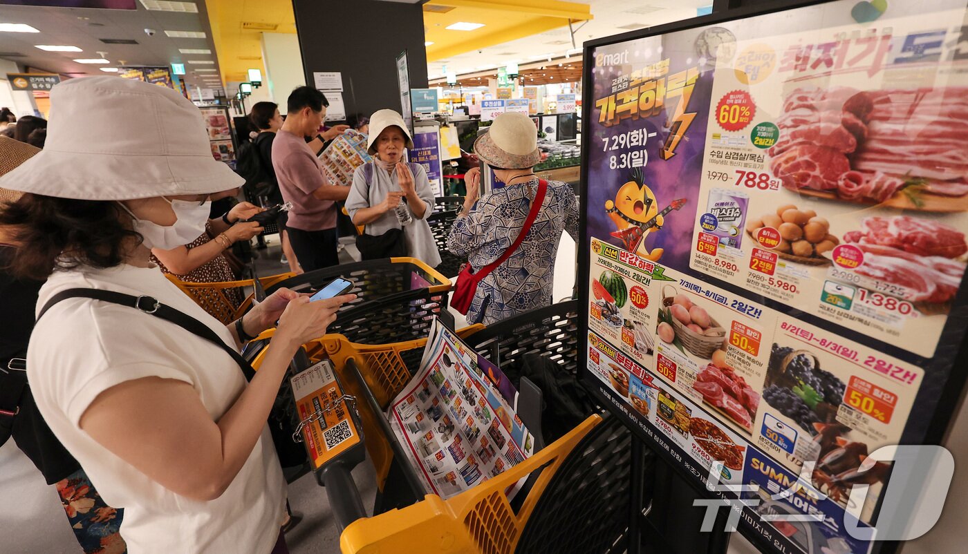 본문 이미지 - &#39;고래잇 페스타 세일&#39;이 시작된 29일 서울 이마트 용산점에서 고객들이 입장을 기다리고 있다. 이마트는 오는 8월 3일까지 국산·수입 삼겹살, 화장지, 달걀을 비롯해 수박, 복숭아 등 신선품목 등을 할인판매한다. ⓒ News1 김성진 기자