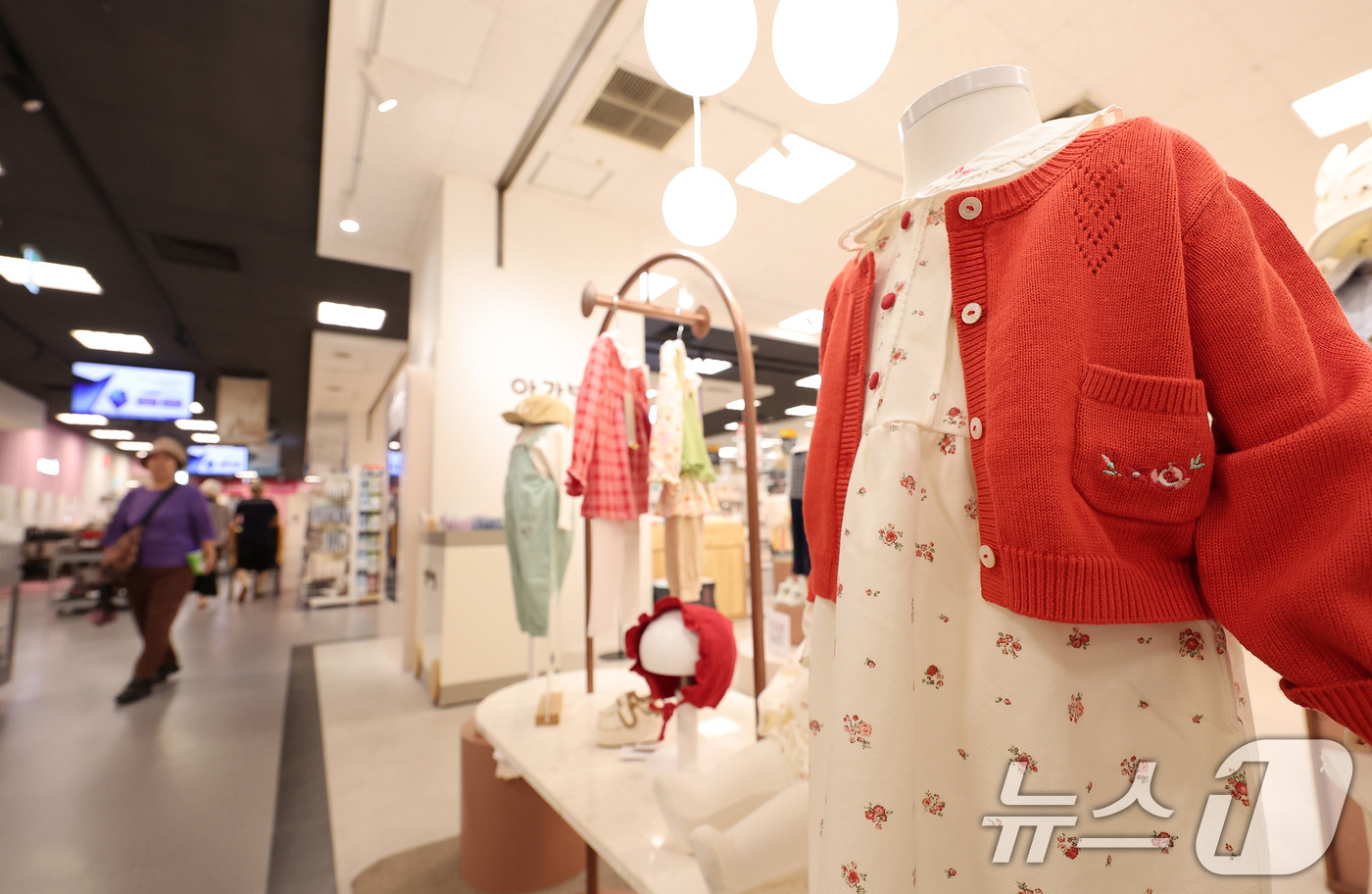 (서울=뉴스1) 김성진 기자 = '2차 에코붐 세대'(1991~1995년생) 효과로 출생아 수가 급증하면서 아동복 시장이 활기를 띠고 있다.29일 업계와 통계청 '5월 인구 동향' …