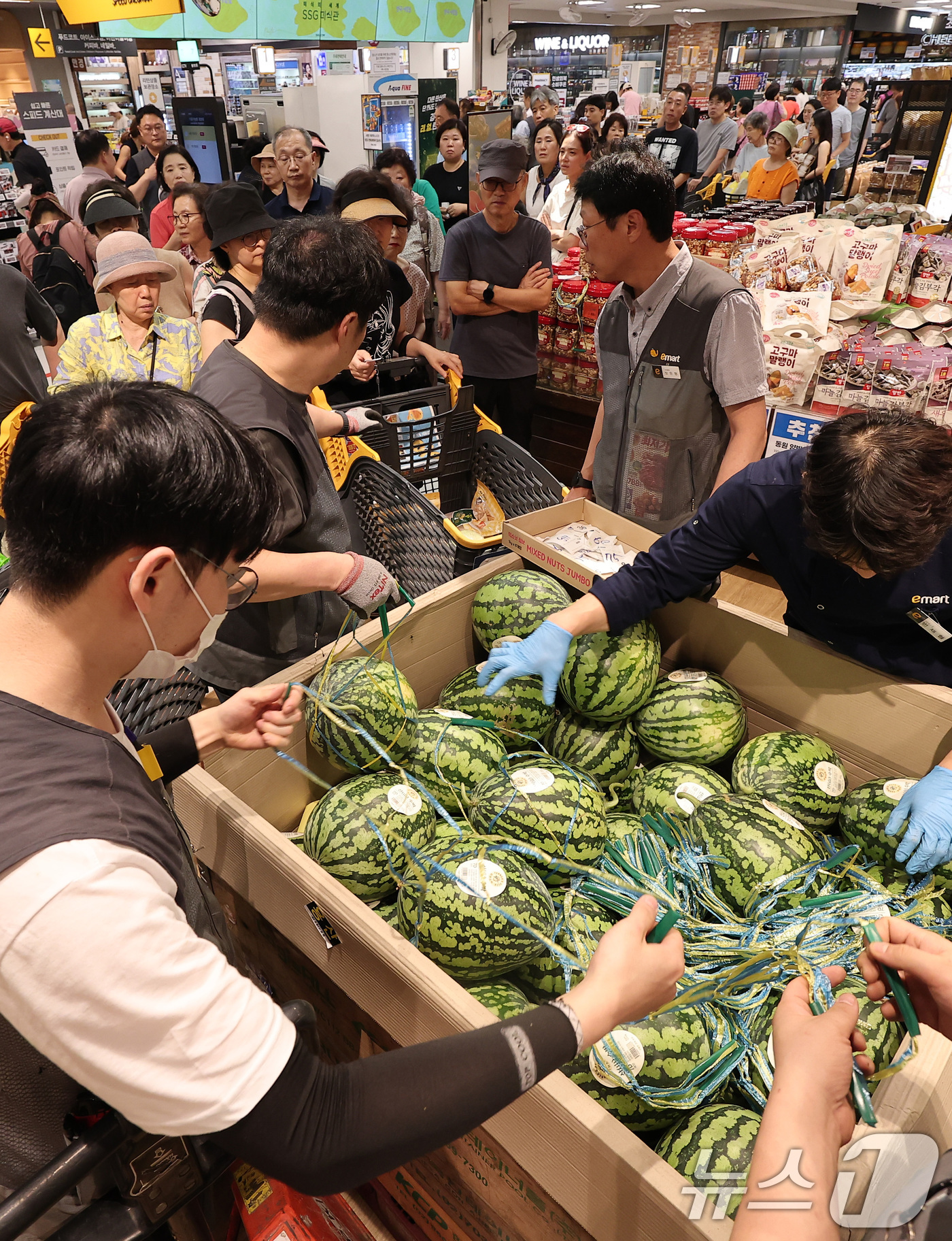 (서울=뉴스1) 김성진 기자 = '고래잇 페스타 세일'이 시작된 29일 서울 이마트 용산점에서 고객들이 수박을 구매하고 있다.이마트는 오는 8월 3일까지 국산·수입 삼겹살, 화장지 …