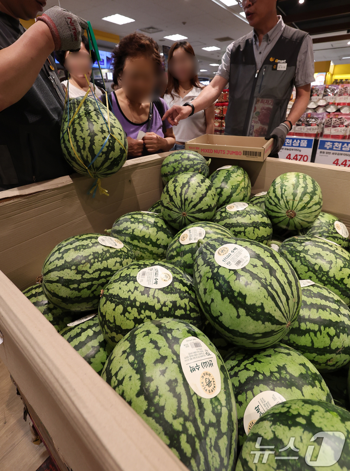 (서울=뉴스1) 김성진 기자 = '고래잇 페스타 세일'이 시작된 29일 서울 이마트 용산점에서 고객들이 수박을 구매하고 있다.이마트는 오는 8월 3일까지 국산·수입 삼겹살, 화장지 …