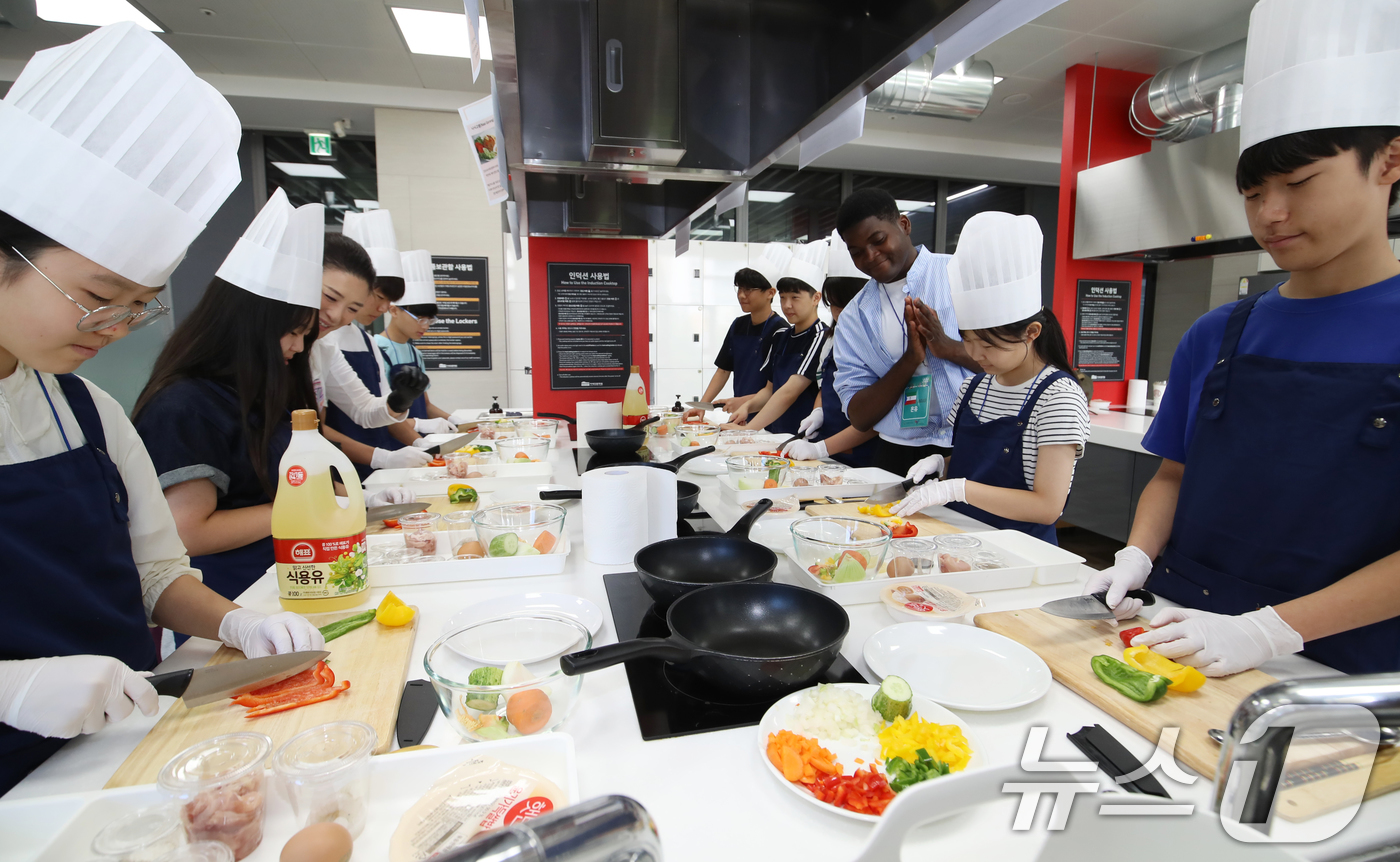 (부산=뉴스1) 윤일지 기자 = 29일 부산 해운대구 KF아세안문화원에서 열린 글로벌 학생캠프 아세안 요리 교실에 참가한 중학생들이 인도네시아의 전통 음식인 나시고랭을 만들고 있다 …
