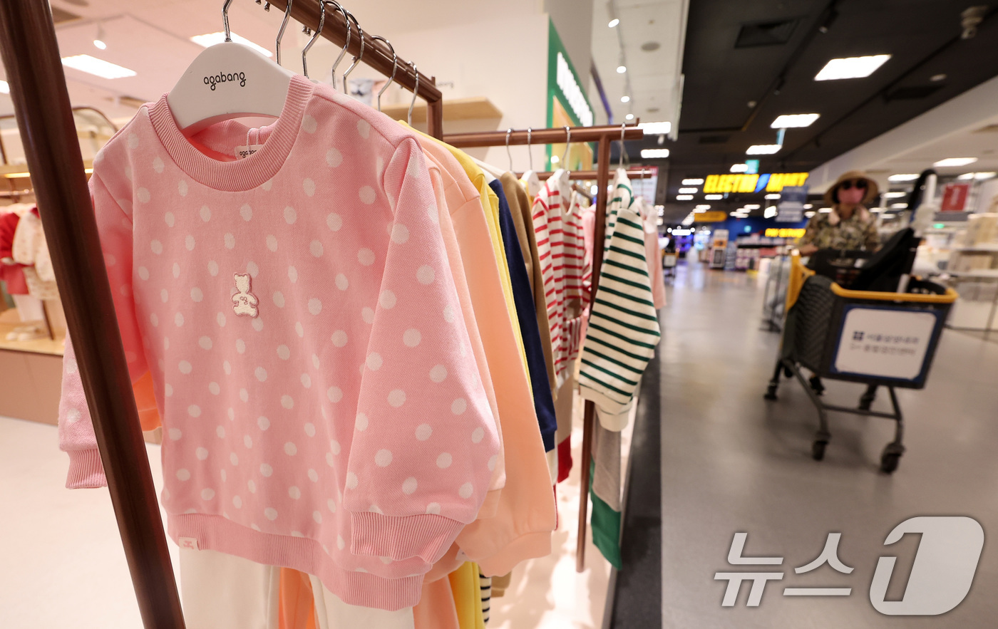 (서울=뉴스1) 김성진 기자 = '2차 에코붐 세대'(1991~1995년생) 효과로 출생아 수가 급증하면서 아동복 시장이 활기를 띠고 있다.29일 업계와 통계청 '5월 인구 동향' …