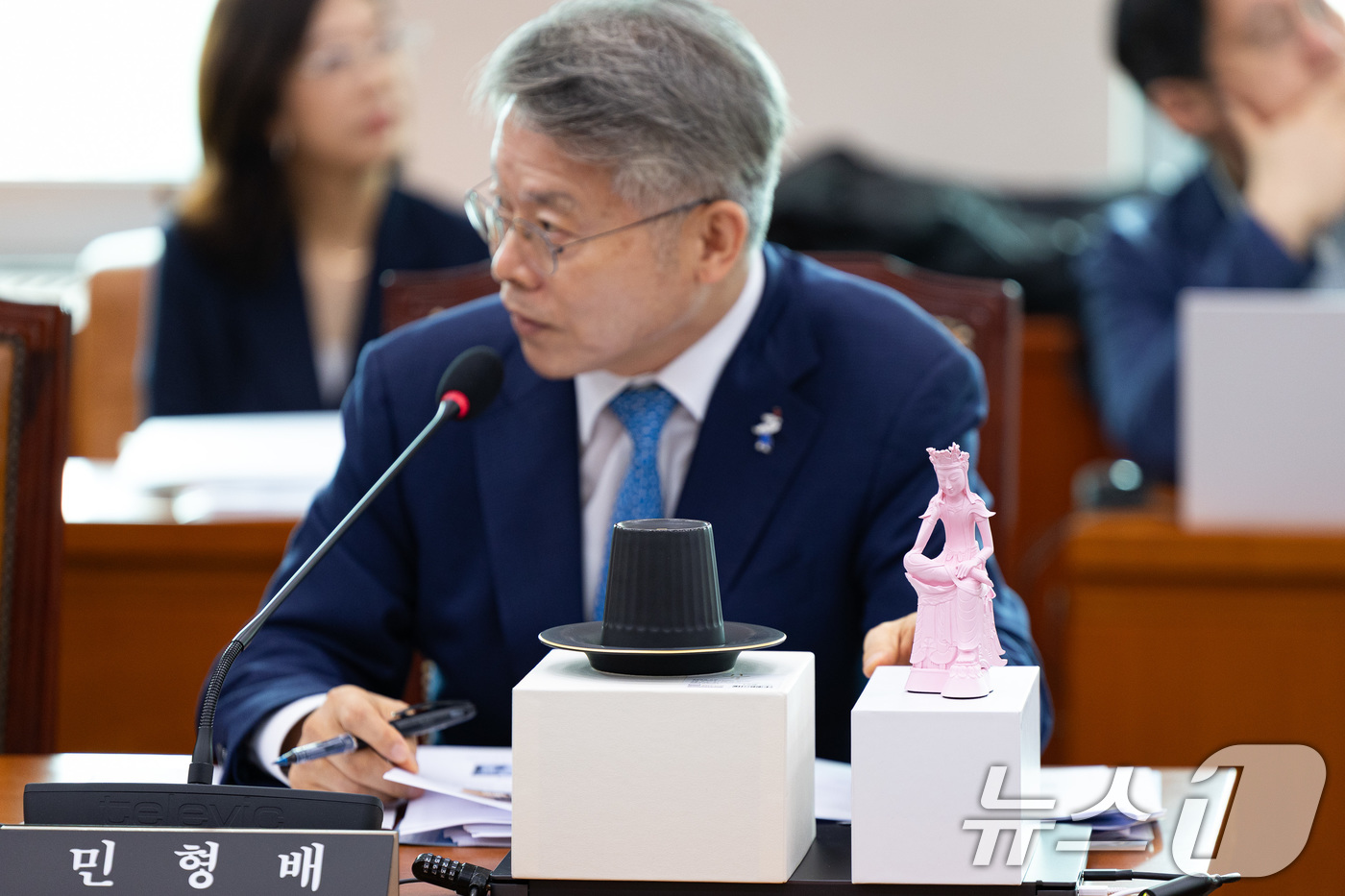 (서울=뉴스1) 유승관 기자 = 민형배 더불어민주당 의원이 29일 서울 여의도 국회 문화체육관광위원회에서 열린 최휘영 문화체육관광부 장관 후보자 인사청문회에서 갓잔과 반가사유상 모 …