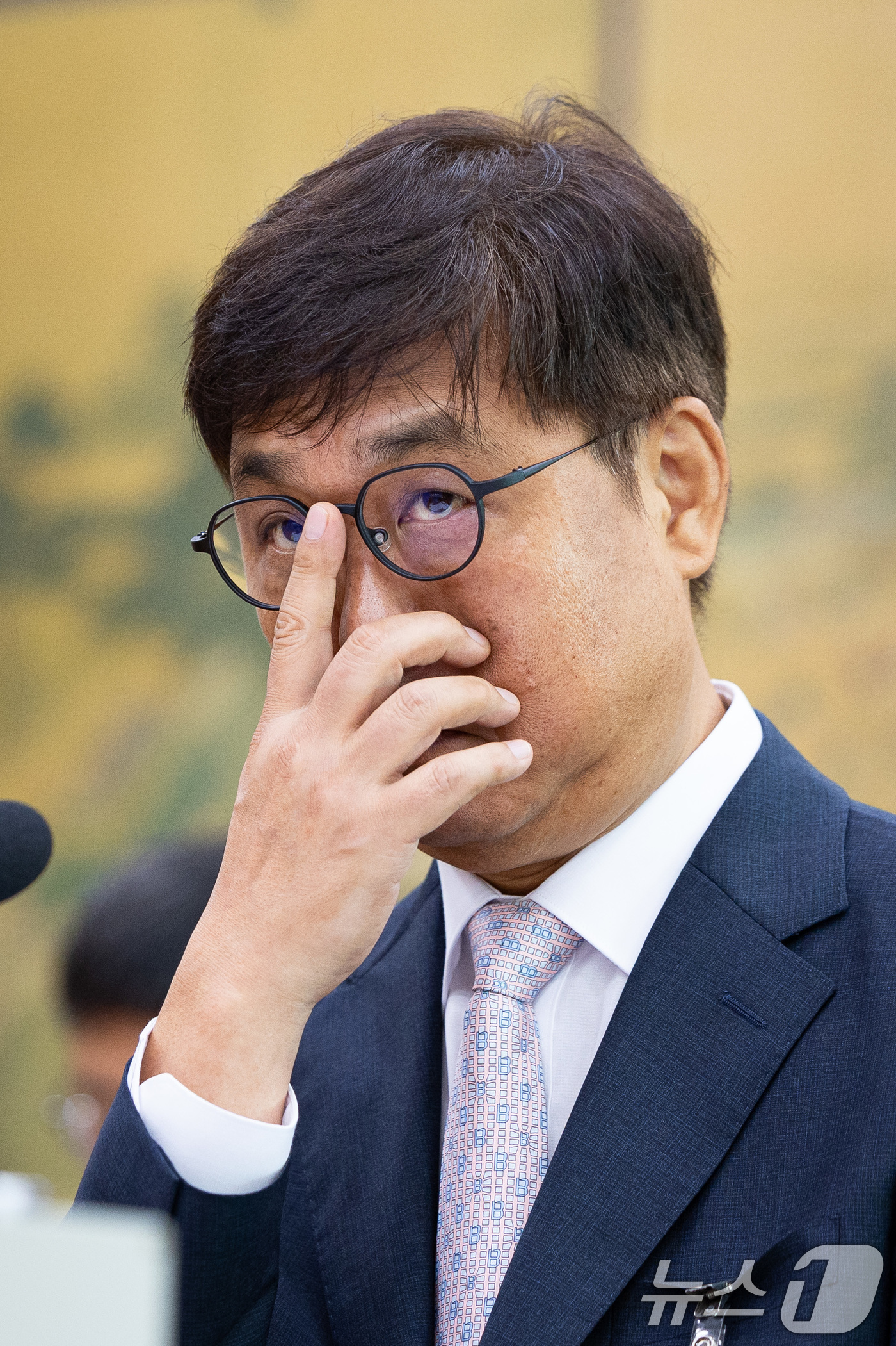 (서울=뉴스1) 유승관 기자 = 최휘영 문화체육관광부 장관 후보자가 29일 서울 여의도 국회 문화체육관광위원회에서 열린 인사청문회에 출석해 안경을 고쳐 쓰고 있다. 2025.7.2 …