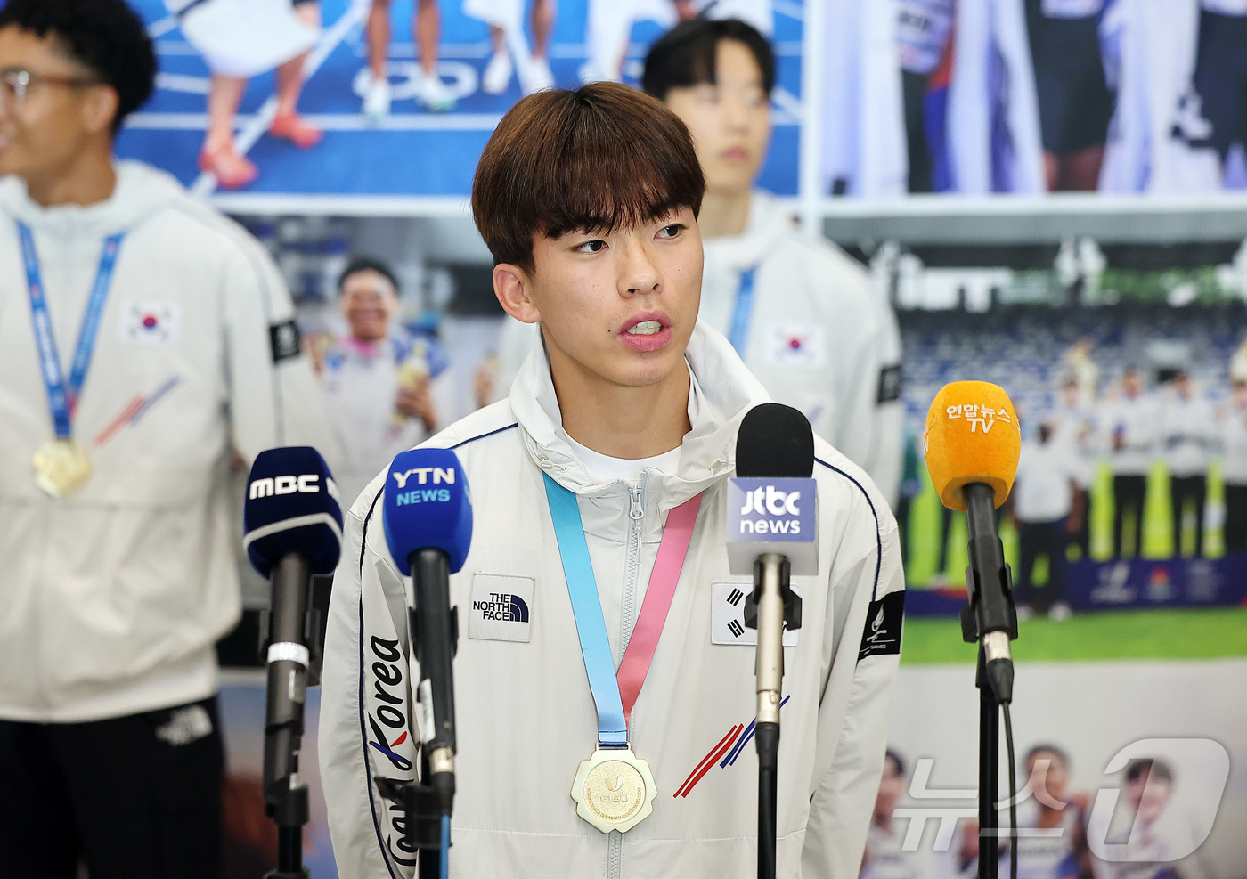 (인천공항=뉴스1) 김진환 기자 = 2025 라인-루르 하계 세계대학경기대회 육상 남자 계주 400ｍ에서 금메달을 획득한 김정윤이 29일 오전 인천국제공항 제1여객터미널을 통해 귀 …