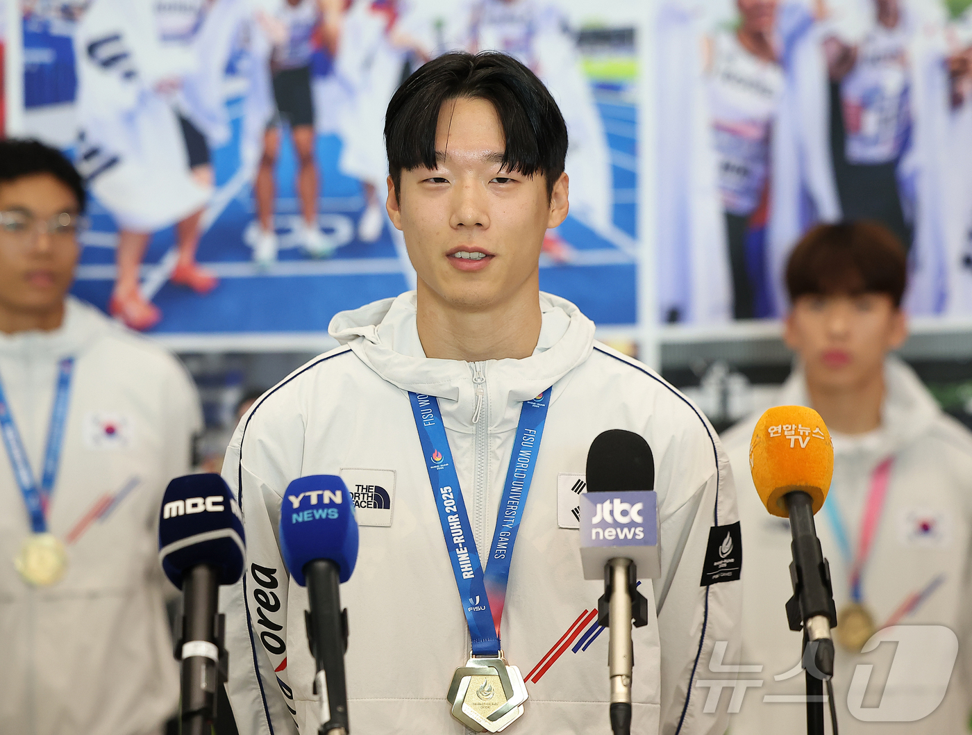 (인천공항=뉴스1) 김진환 기자 = 2025 라인-루르 하계 세계대학경기대회 육상 남자 계주 400ｍ에서 금메달을 획득한 이재성이 29일 오전 인천국제공항 제1여객터미널을 통해 귀 …