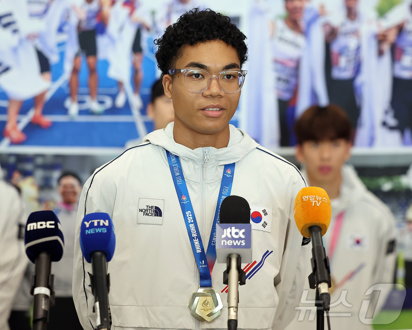 (인천공항=뉴스1) 김진환 기자 = 2025 라인-루르 하계 세계대학경기대회 육상 남자 계주 400ｍ에서 금메달을 획득한 나마디 조엘진이 29일 오전 인천국제공항 제1여객터미널을 …