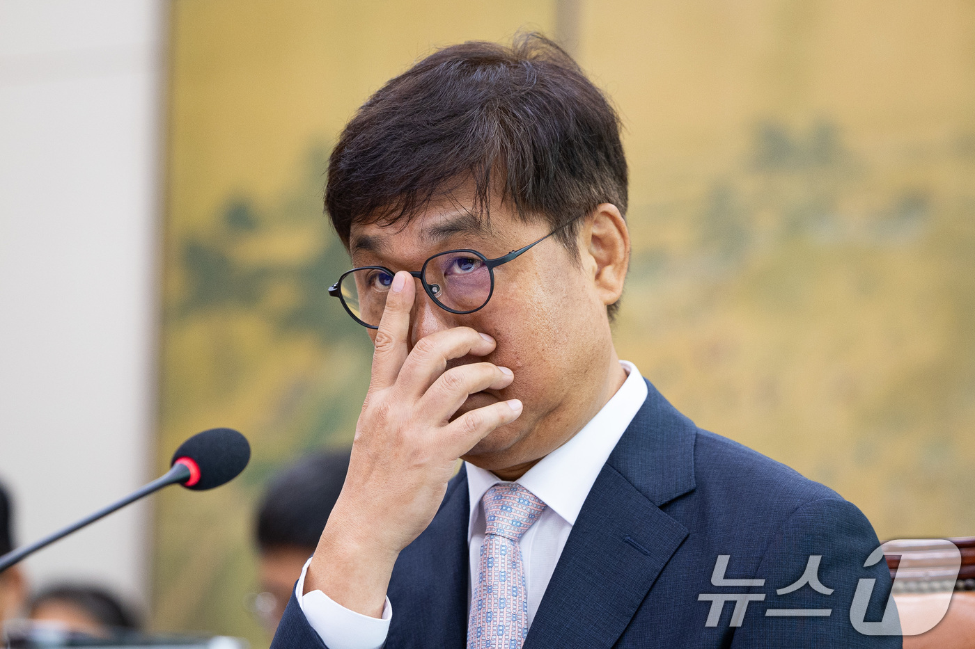 (서울=뉴스1) 유승관 기자 = 최휘영 문화체육관광부 장관 후보자가 29일 서울 여의도 국회 문화체육관광위원회에서 열린 인사청문회에 출석해 안경을 고쳐 쓰고 있다. 2025.7.2 …