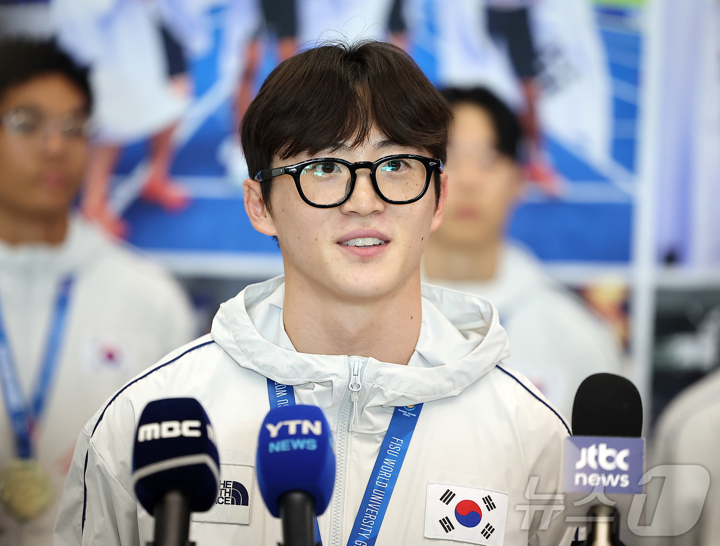 (인천공항=뉴스1) 김진환 기자 = 2025 라인-루르 하계 세계대학경기대회 육상 남자 계주 400ｍ에서 금메달을 획득한 서민준이 29일 오전 인천국제공항 제1여객터미널을 통해 귀 …