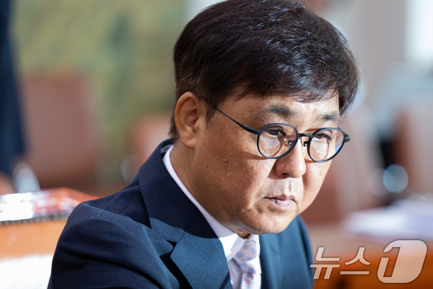 (서울=뉴스1) 유승관 기자 = 최휘영 문화체육관광부 장관 후보자가 29일 서울 여의도 국회 문화체육관광위원회에서 열린 인사청문회에 출석해 청문회를 준비하고 있다. 2025.7.2 …