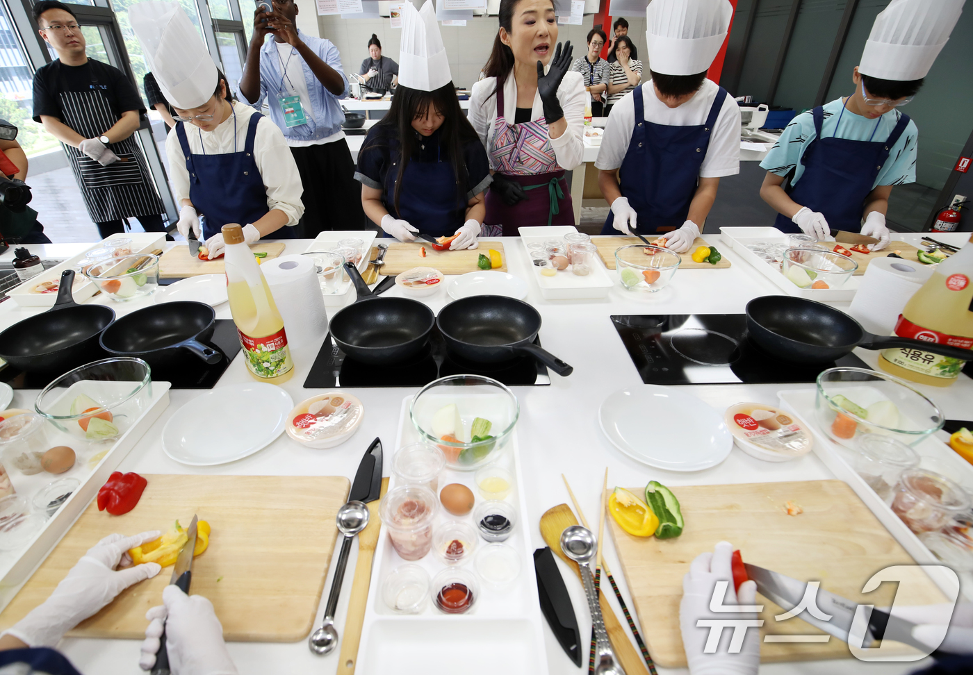 (부산=뉴스1) 윤일지 기자 = 29일 부산 해운대구 KF아세안문화원에서 열린 글로벌 학생캠프 아세안 요리 교실에 참가한 중학생들이 인도네시아의 전통 음식인 나시고랭을 만들고 있다 …