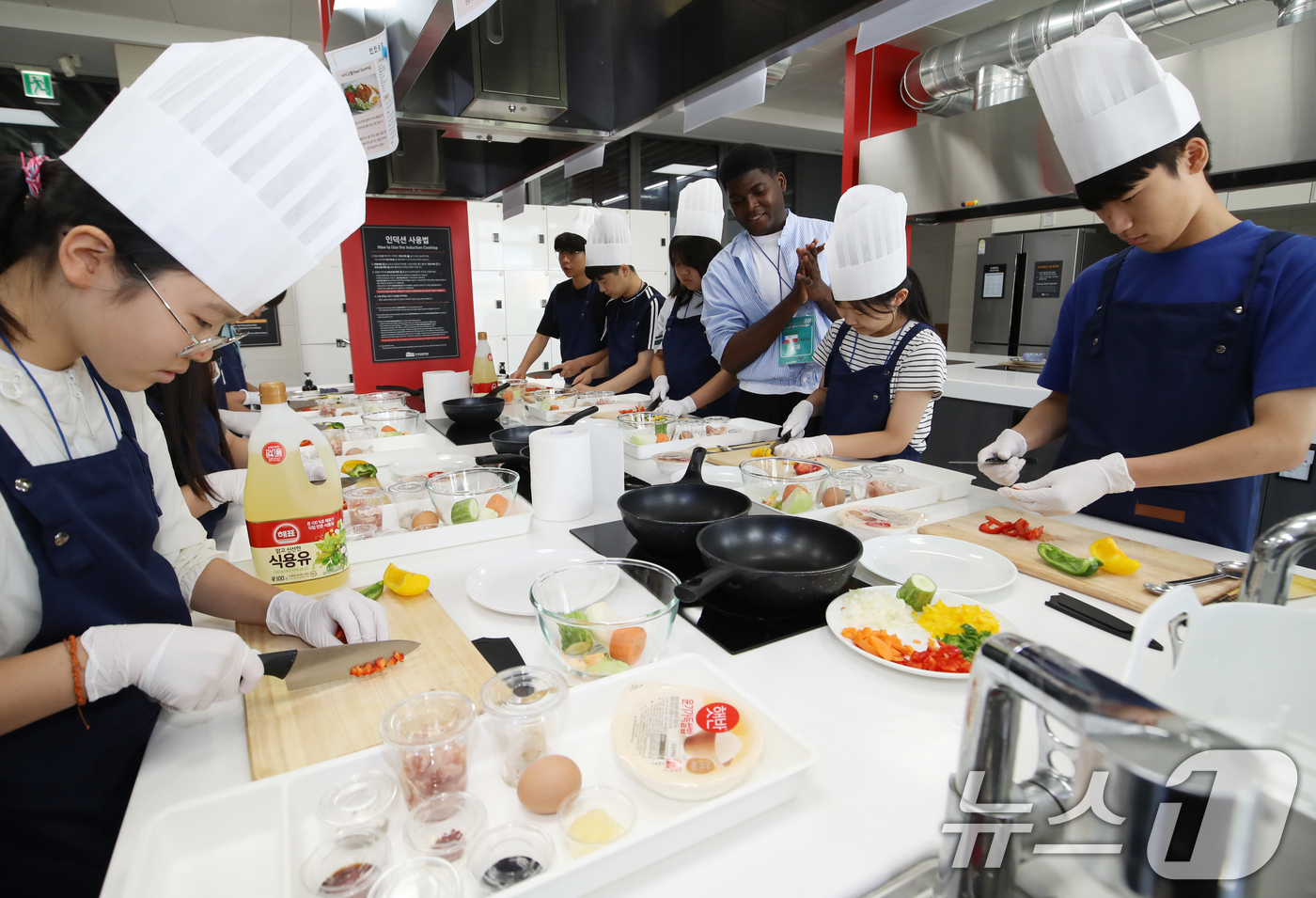 (부산=뉴스1) 윤일지 기자 = 29일 부산 해운대구 KF아세안문화원에서 열린 글로벌 학생캠프 아세안 요리 교실에 참가한 중학생들이 인도네시아의 전통 음식인 나시고랭을 만들고 있다 …
