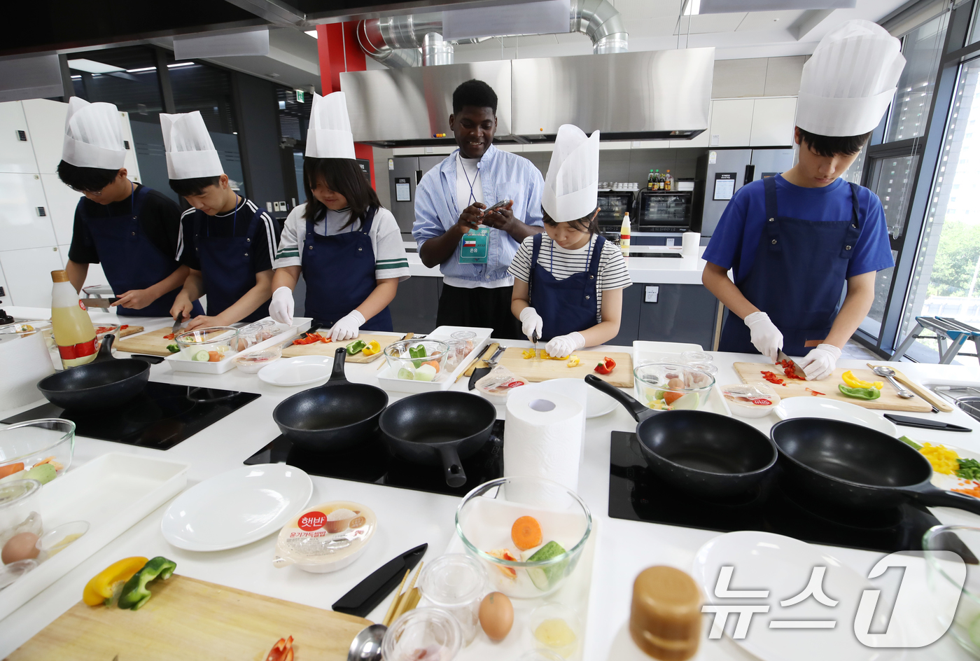 (부산=뉴스1) 윤일지 기자 = 29일 부산 해운대구 KF아세안문화원에서 열린 글로벌 학생캠프 아세안 요리 교실에 참가한 중학생들이 인도네시아의 전통 음식인 나시고랭을 만들고 있다 …