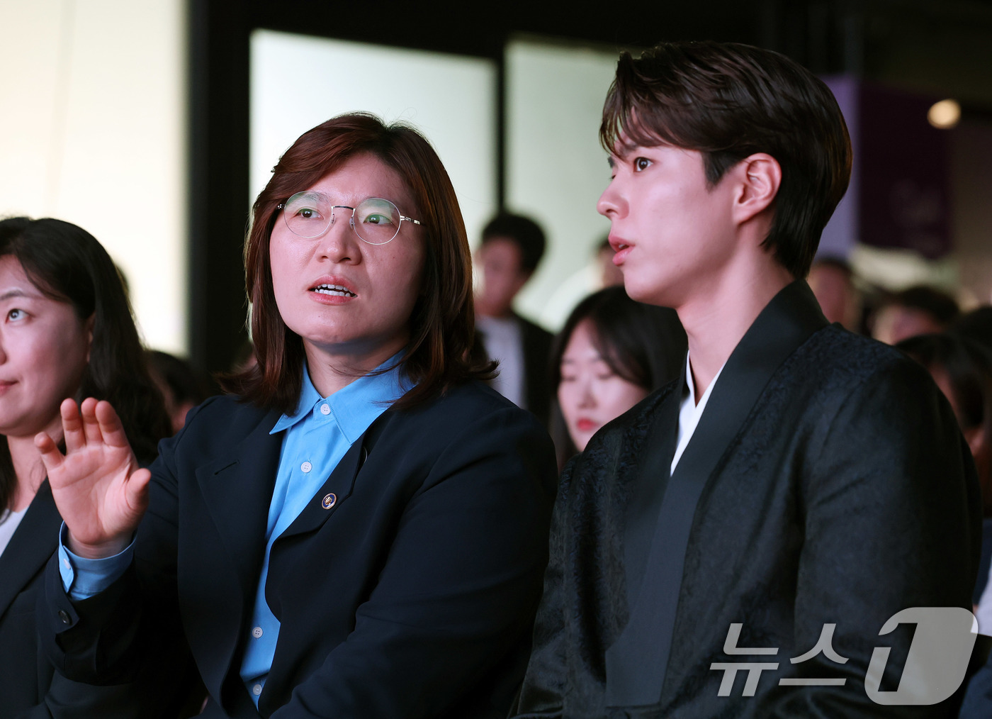 (서울=뉴스1) = 장미란 문화체육관광부 제2차관이 29일 서울 강남구 SJ쿤스트할레에서 열린 '2025년 한국관광 명예홍보대사 위촉식'에서 배우 박보검과 대화를 나누고 있다. ( …