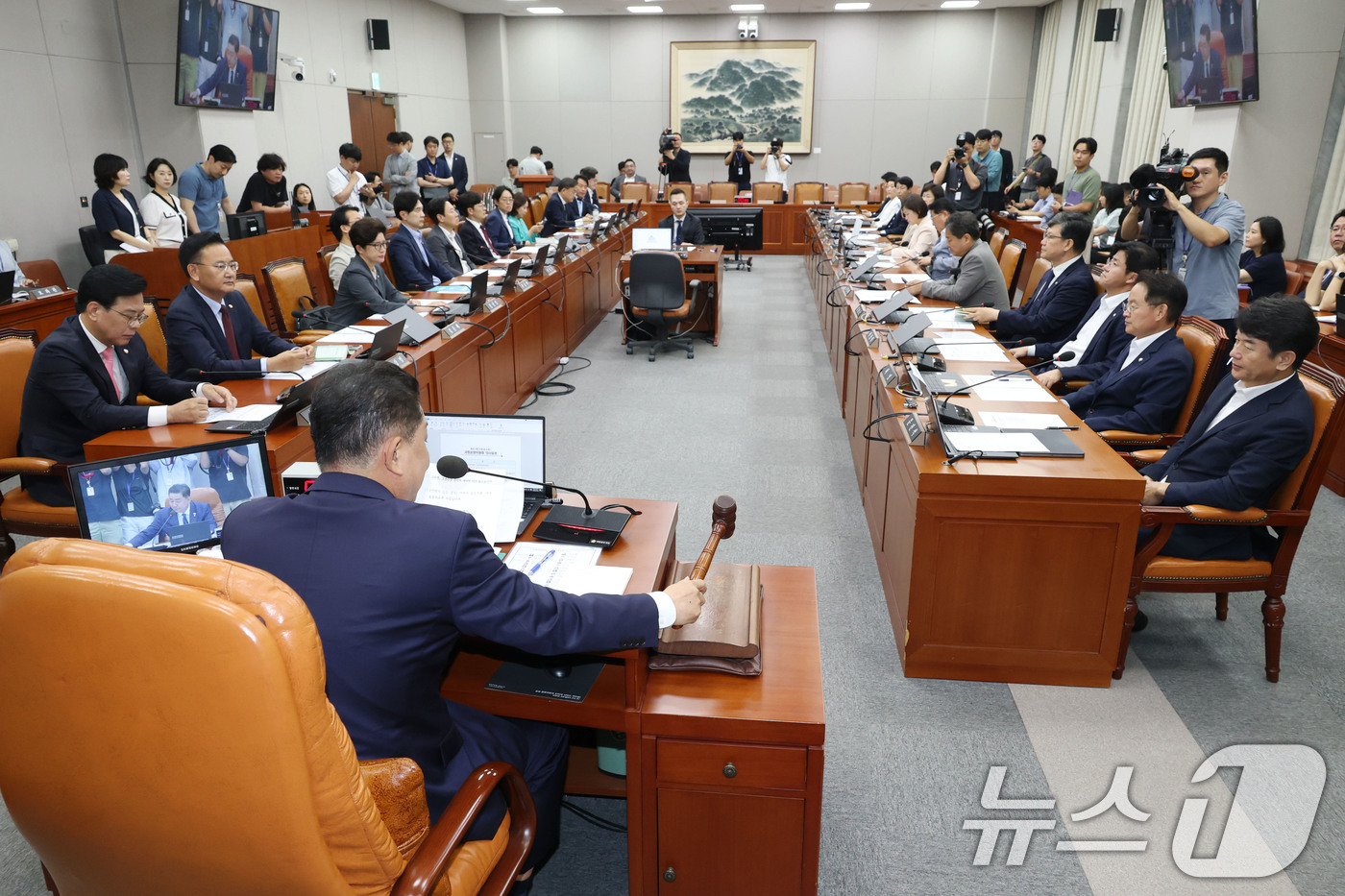 (서울=뉴스1) 이광호 기자 = 김병기 국회 운영위원장이 29일 오전 서울 여의도 국회에서 열린 운영위원회 전체회의에서 의사봉을 두드리며 윤리특별위원회 구성결의안을 가결하고 있다. …