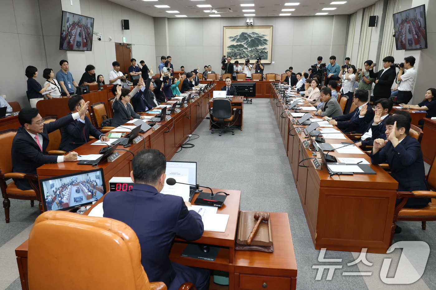 (서울=뉴스1) 이광호 기자 = 29일 서울 여의도 국회에서 열린 운영위원회 전체회의에서 윤리특별위원회를 여야 각6명으로 수정하는 안건에 대한 거수투표가 진행되고 있다.   202 …