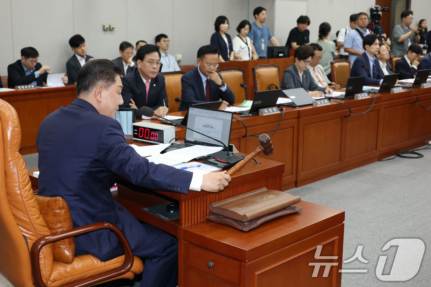 (서울=뉴스1) 이광호 기자 = 김병기 국회 운영위원장이 29일 오전 서울 여의도 국회에서 열린 운영위원회 전체회의에서 의사봉을 두드리고 있다. 2025.7.29/뉴스1