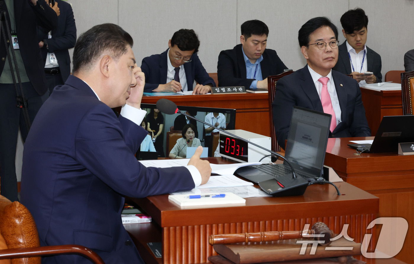 (서울=뉴스1) 이광호 기자 = 29일 서울 여의도 국회에서 열린 운영위원회 전체회의에 참석한 송언석 국민의힘 비상대책위원장 겸 원내대표가 생각에 잠겨 있다. 왼쪽은 운영위원장인 …