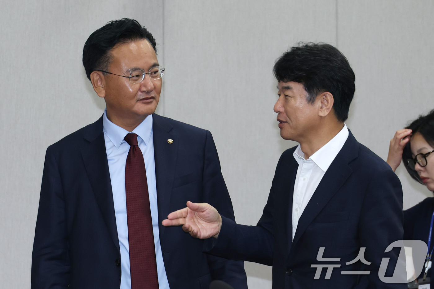 (서울=뉴스1) 이광호 기자 = 문진석 더불어민주당 원내수석부대표와 유상범 국민의힘 원내수석부대표가 29일 서울 여의도 국회에서 열린 운영위원회 전체회의에 참석하며 대화하고 있다. …