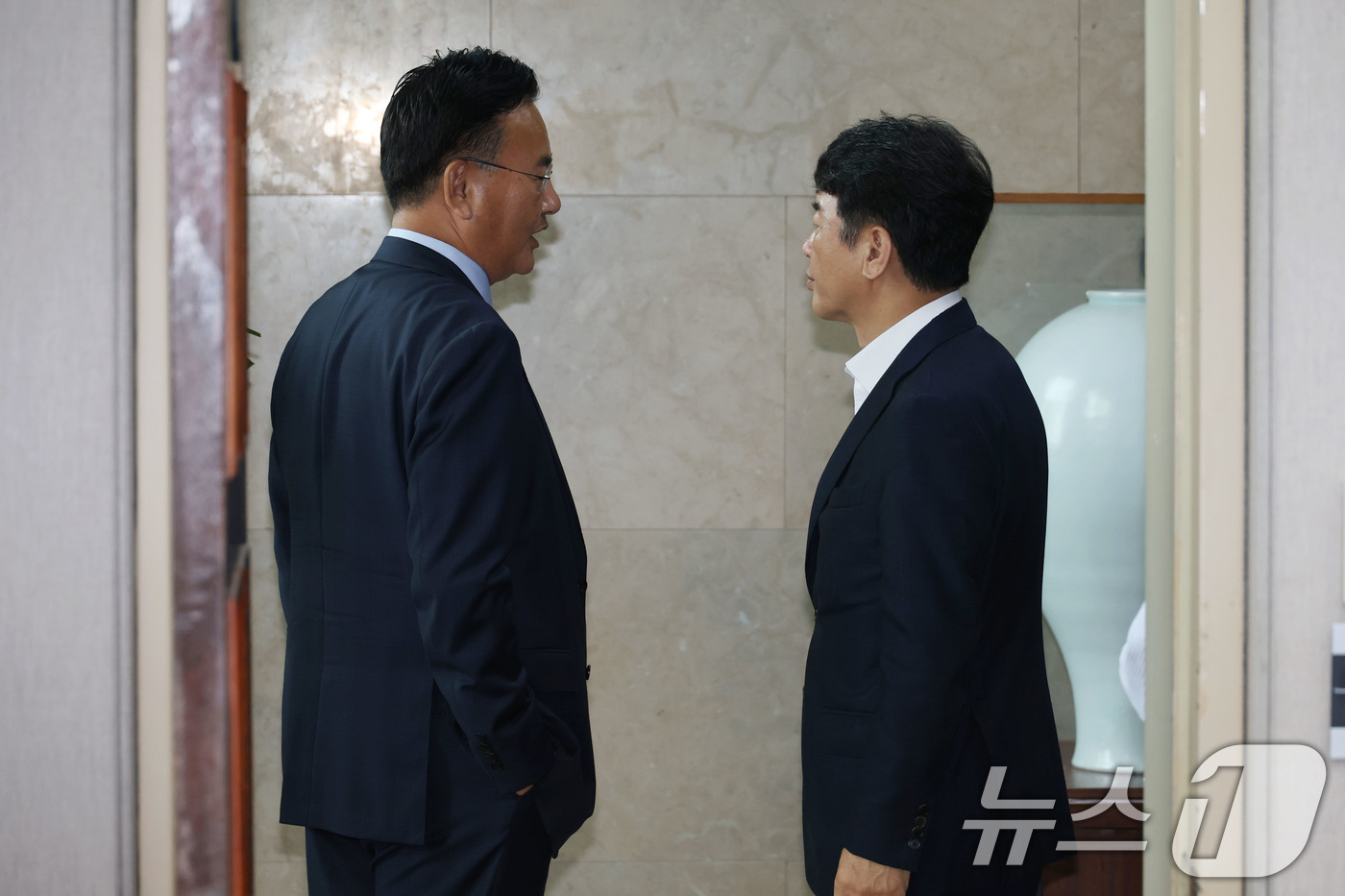 (서울=뉴스1) 이광호 기자 = 문진석 더불어민주당 원내수석부대표와 유상범 국민의힘 원내수석부대표가 29일 서울 여의도 국회에서 열린 운영위원회 전체회의에 참석하며 대화하고 있다. …