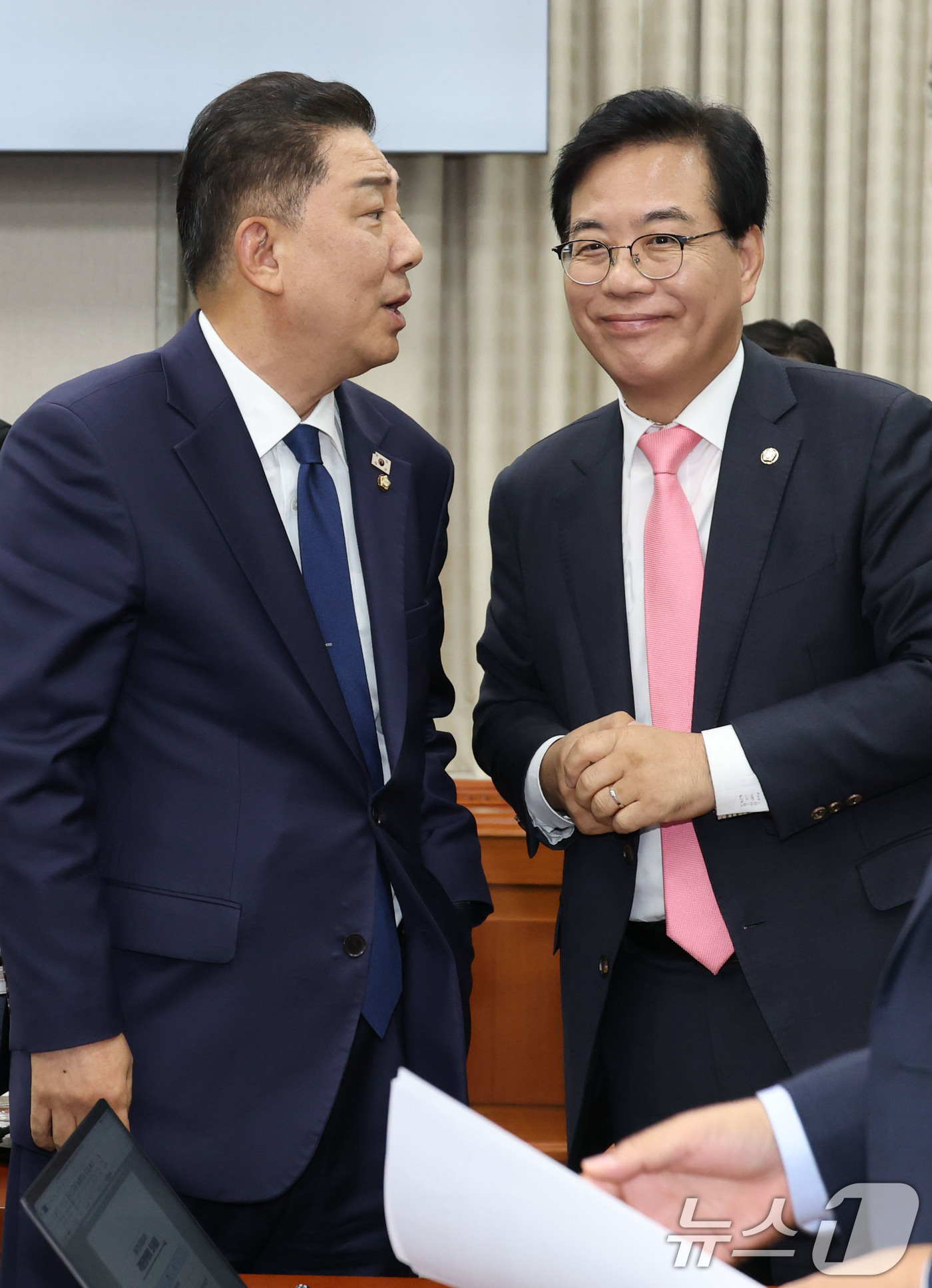 (서울=뉴스1) 이광호 기자 = 국회 운영위원장인 김병기 더불어민주당 대표 직무대행 겸 원내대표와 송언석 국민의힘 비상대책위원장 겸 원내대표가 29일 서울 여의도 국회에서 열린 운 …