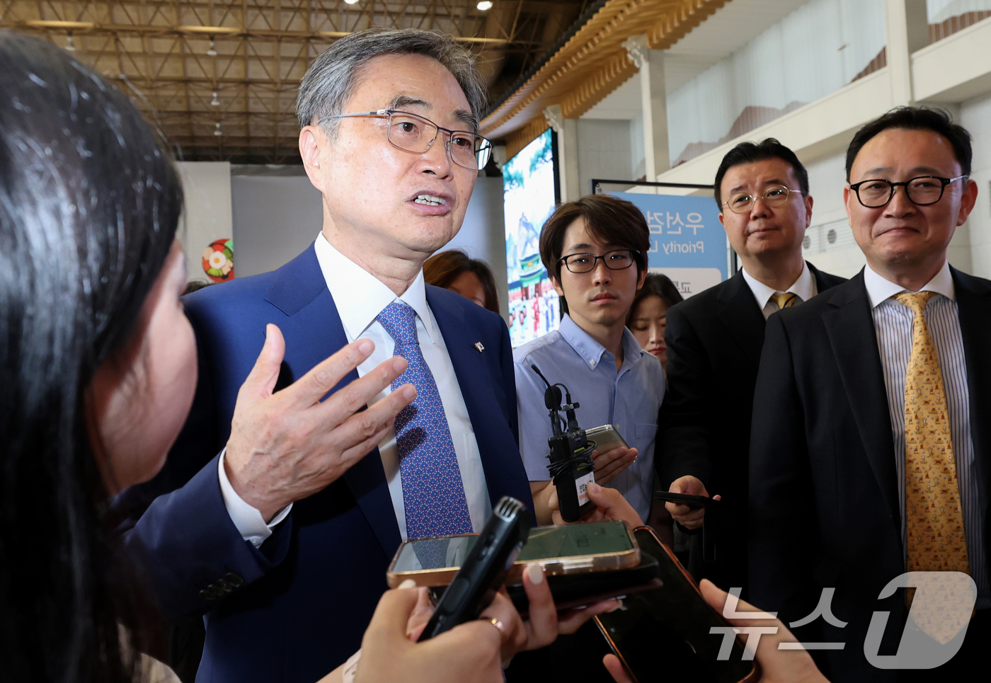 (김포공항=뉴스1) 권현진 기자 = 조현 외교부장관이 29일 오전 김포국제공항을 통해 일본으로 출국하기 전 취재진 질문에 답하고 있다. 조 장관은 한미 관세 발효를 앞두고 일본을 …