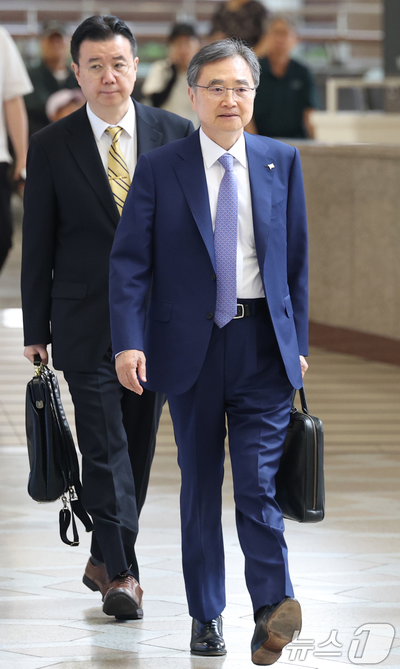 (김포공항=뉴스1) 권현진 기자 = 조현 외교부장관이 29일 오전 김포국제공항을 통해 일본으로 출국하고 있다.조 장관은 한미 관세 발효를 앞두고 일본을 방문해 이와야 다케시 일본 …