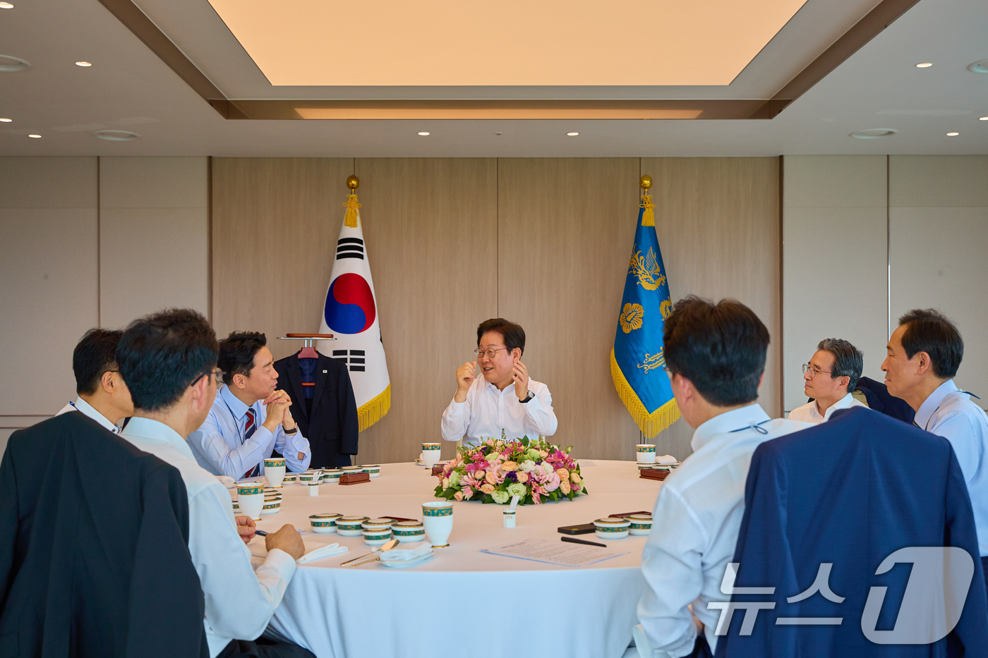 (서울=뉴스1) 허경 기자 = 이재명 대통령이 지난 28일 서울 용산 대통령실 청사에서 열린 오찬 주례보고회동에서 김민석 국무총리를 비롯한 참모진과 대화하고 있다. (이재명 대통령 …