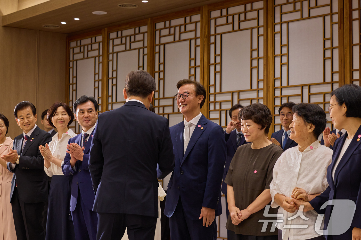 (서울=뉴스1) 허경 기자 = 이재명 대통령이 지난 28일 서울 용산 대통령실 청사에서 열린 신임 국무위원 및 국세청장 임명장 수여식에서 전재수 해양수산부 장관과 악수하고 있다. …