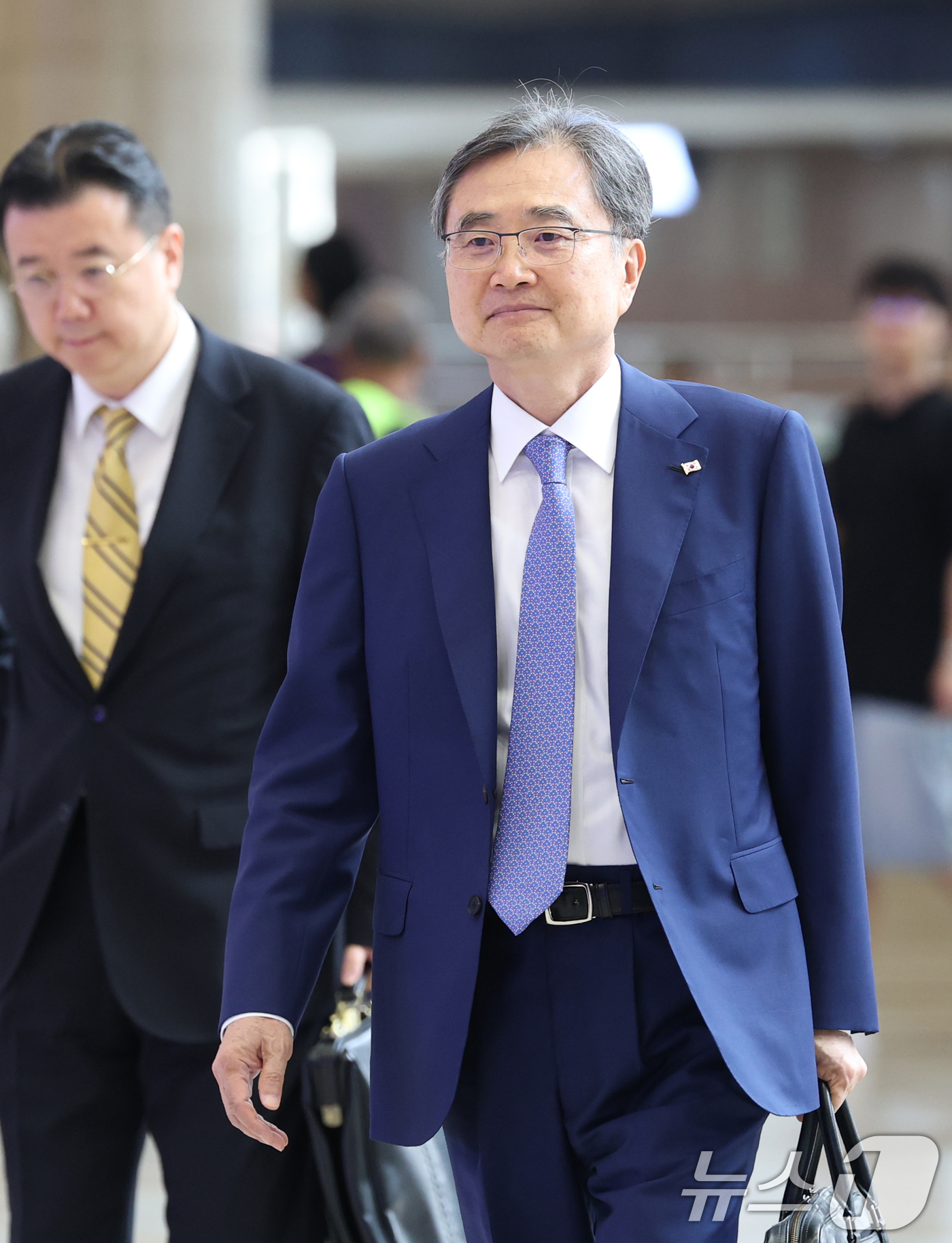 (김포공항=뉴스1) 권현진 기자 = 조현 외교부장관이 29일 오전 김포국제공항을 통해 일본으로 출국하고 있다.조 장관은 한미 관세 발효를 앞두고 일본을 방문해 이와야 다케시 일본 …