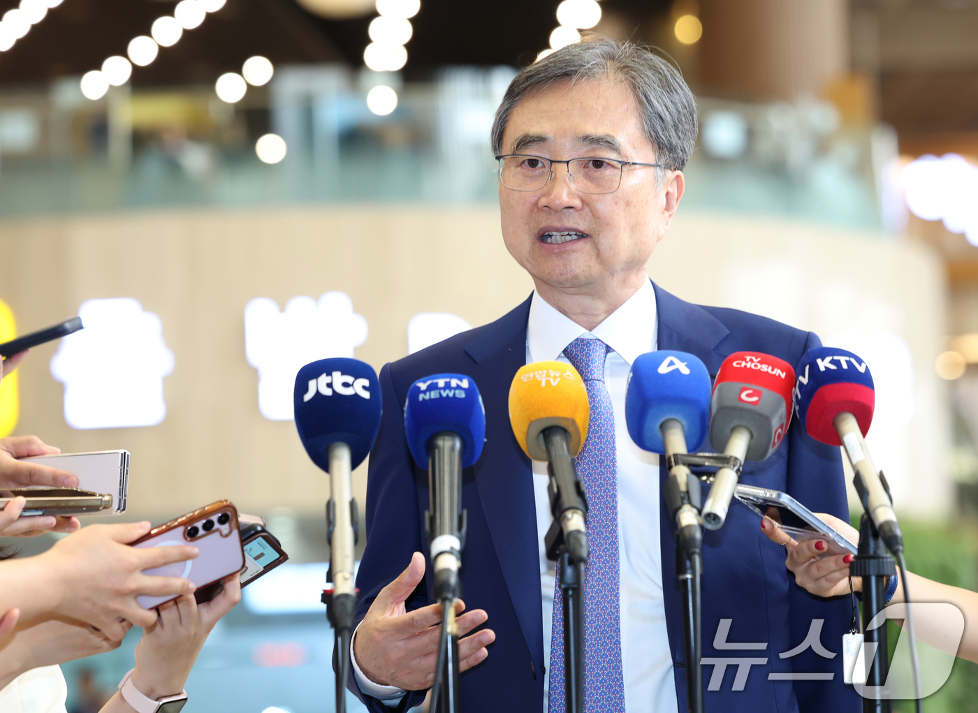 (김포공항=뉴스1) 권현진 기자 = 조현 외교부장관이 29일 오전 김포국제공항을 통해 일본으로 출국 전 인터뷰를 하고 있다.조 장관은 한미 관세 발효를 앞두고 일본을 방문해 이와야 …