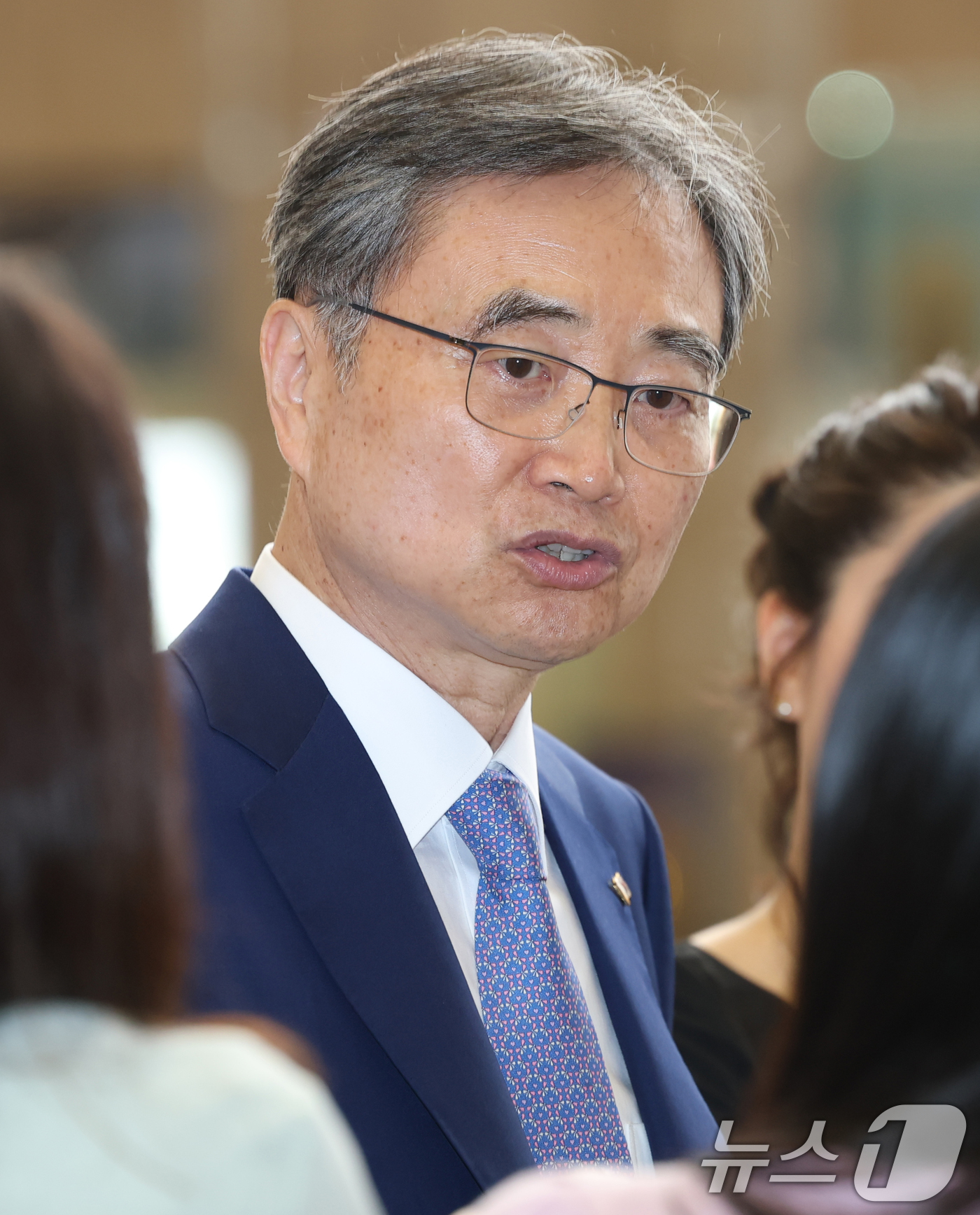 (김포공항=뉴스1) 권현진 기자 = 조현 외교부장관이 29일 오전 김포국제공항을 통해 일본으로 출국 전 인터뷰를 하고 있다.조 장관은 한미 관세 발효를 앞두고 일본을 방문해 이와야 …