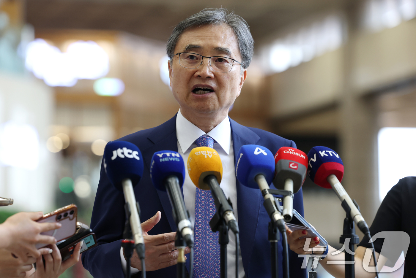 (김포공항=뉴스1) 권현진 기자 = 조현 외교부장관이 29일 오전 김포국제공항을 통해 일본으로 출국 전 인터뷰를 하고 있다.조 장관은 한미 관세 발효를 앞두고 일본을 방문해 이와야 …