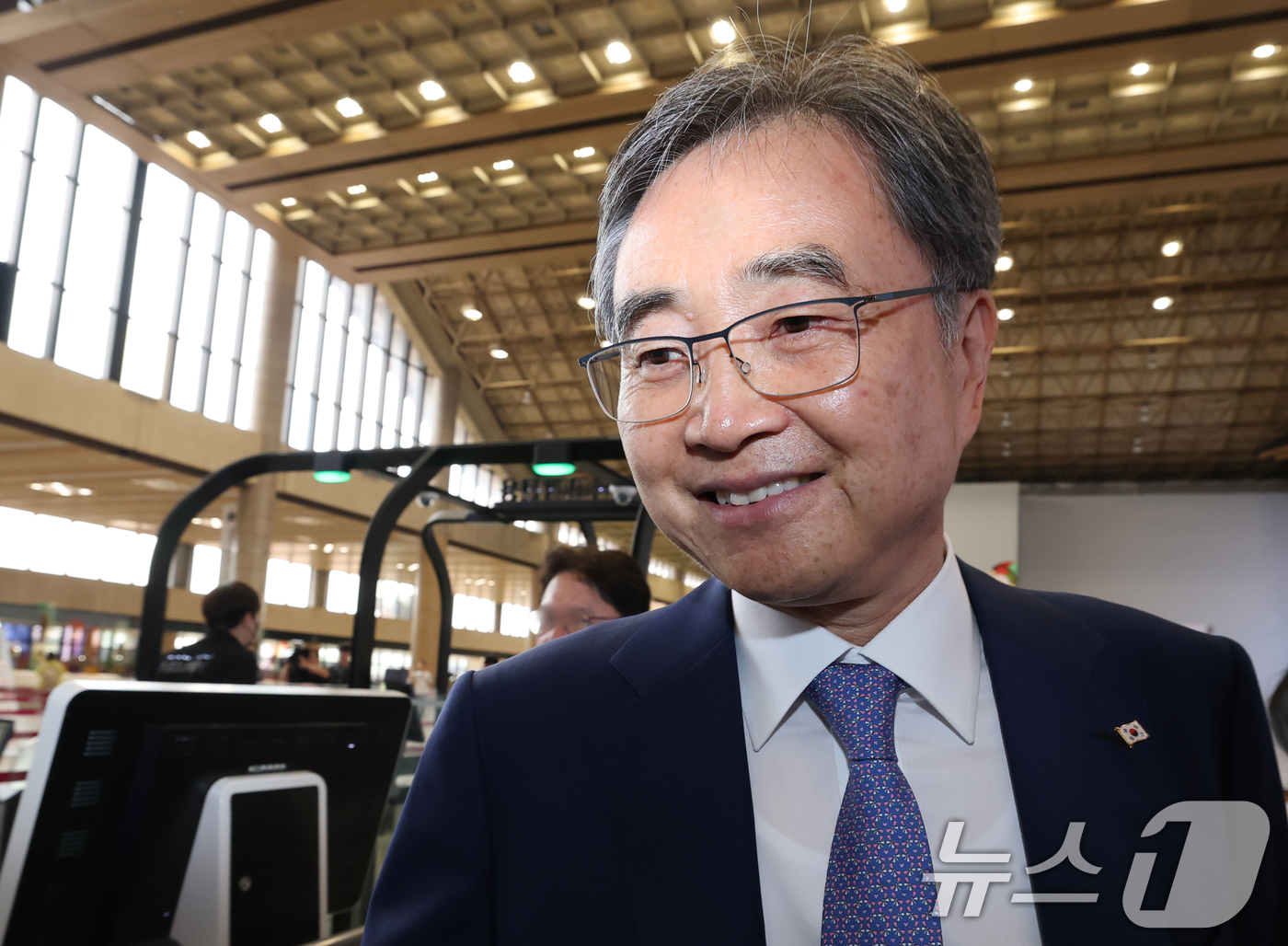 (김포공항=뉴스1) 권현진 기자 = 조현 외교부장관이 29일 오전 김포국제공항을 통해 일본으로 출국하고 있다.  장관은 한미 관세 발효를 앞두고 일본을 방문해 이와야 다케시 일본 …