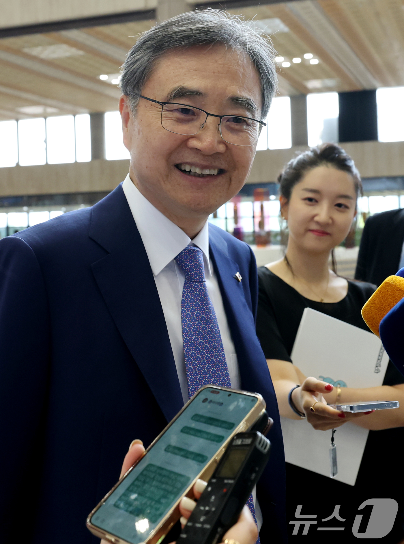 (김포공항=뉴스1) 권현진 기자 = 조현 외교부장관이 29일 오전 김포국제공항을 통해 일본으로 출국하기 전 취재진 질문에 답하고 있다. 조 장관은 한미 관세 발효를 앞두고 일본을 …