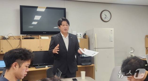 본문 이미지 - 오준영 전북교총 회장이 23일 전북교육청에서 최근 도내 한 지역 교보위가 내린 결정에 대한 문제점을 지적하고 있다./뉴스1 임충식 기자